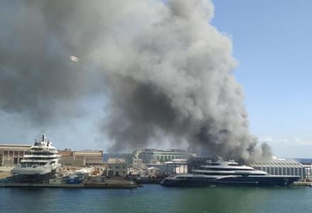 Video: Fire at MB92 shippyard in Barcelona caused a large column of smoke