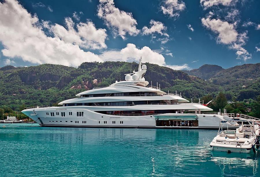 who owns the yacht the lady lara