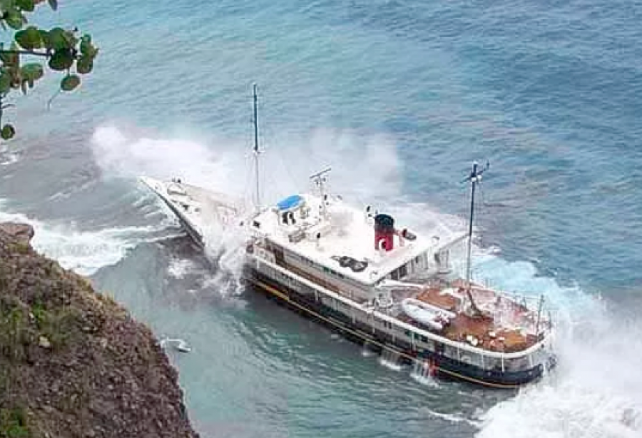 48m yacht elsa runs ashore in saba - yacht harbour