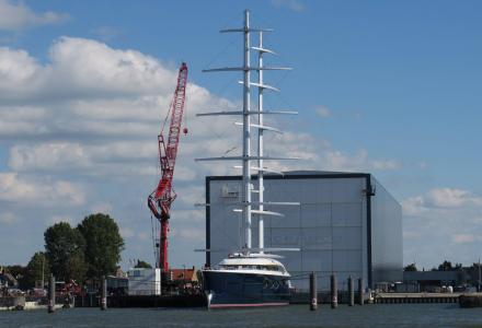 Oceanco’s Y712 with two of her masts installed