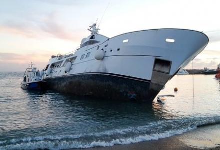 40m yacht runs aground near Rome