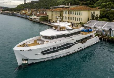 Numarine launches 32XP yacht
