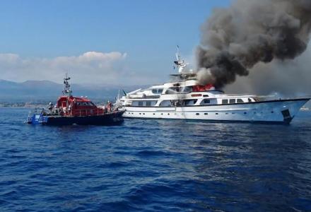 39m yacht on fire in front of Nice airport