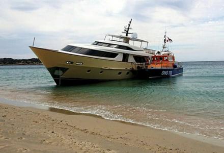 30m motor yacht Stoli resqued after collision