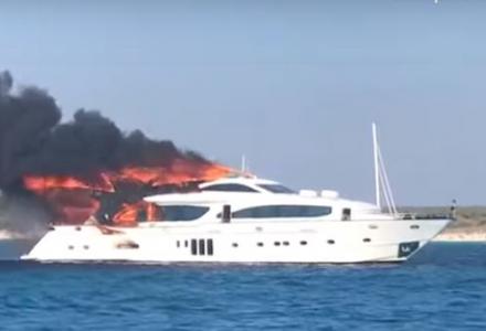 A 34-meter yacht with 15 on board has been captured on fire in Mallorca.