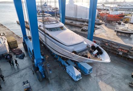 36m O'Neiro Launched by Golden Yachts