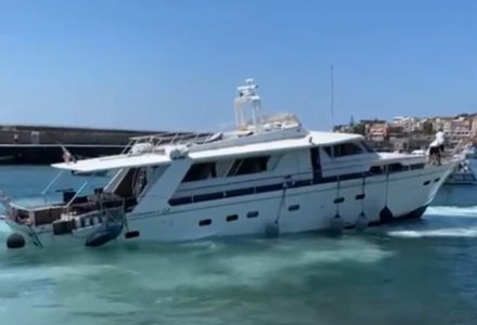 24m Cantieri di Pisa Yacht Dea Tuda Sinking in Italy
