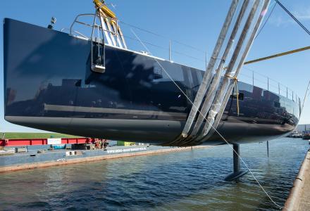 33m sailing superyacht Missy makes a splash