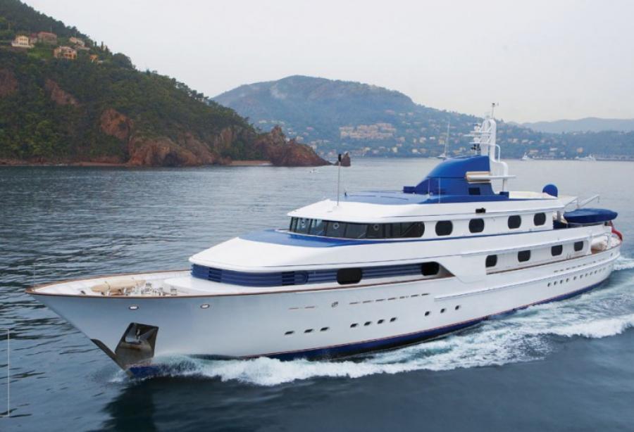 Қыз жалғыз киска секс мастурбациялайды