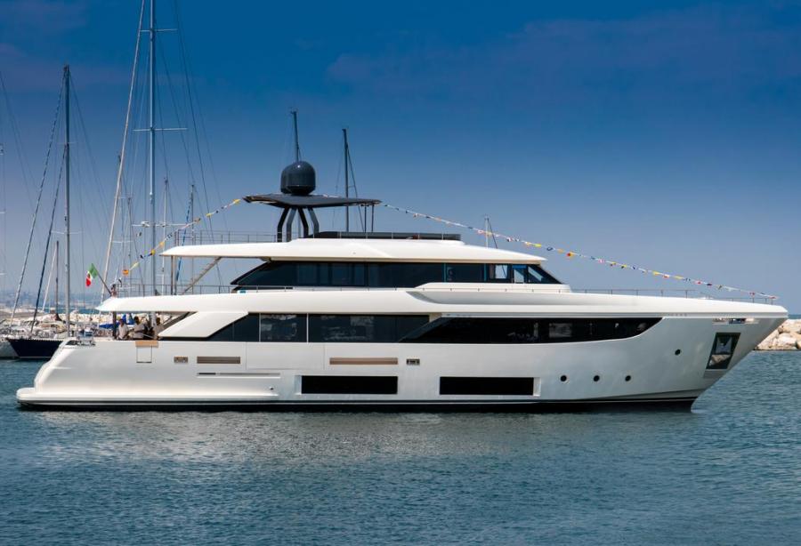 motor yacht navetta dislocante