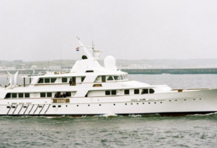 yacht Abu Al-Abyad