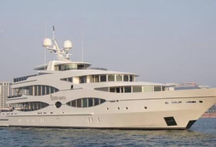 yacht Queen Mavia