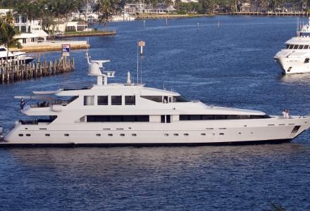 yacht Surina