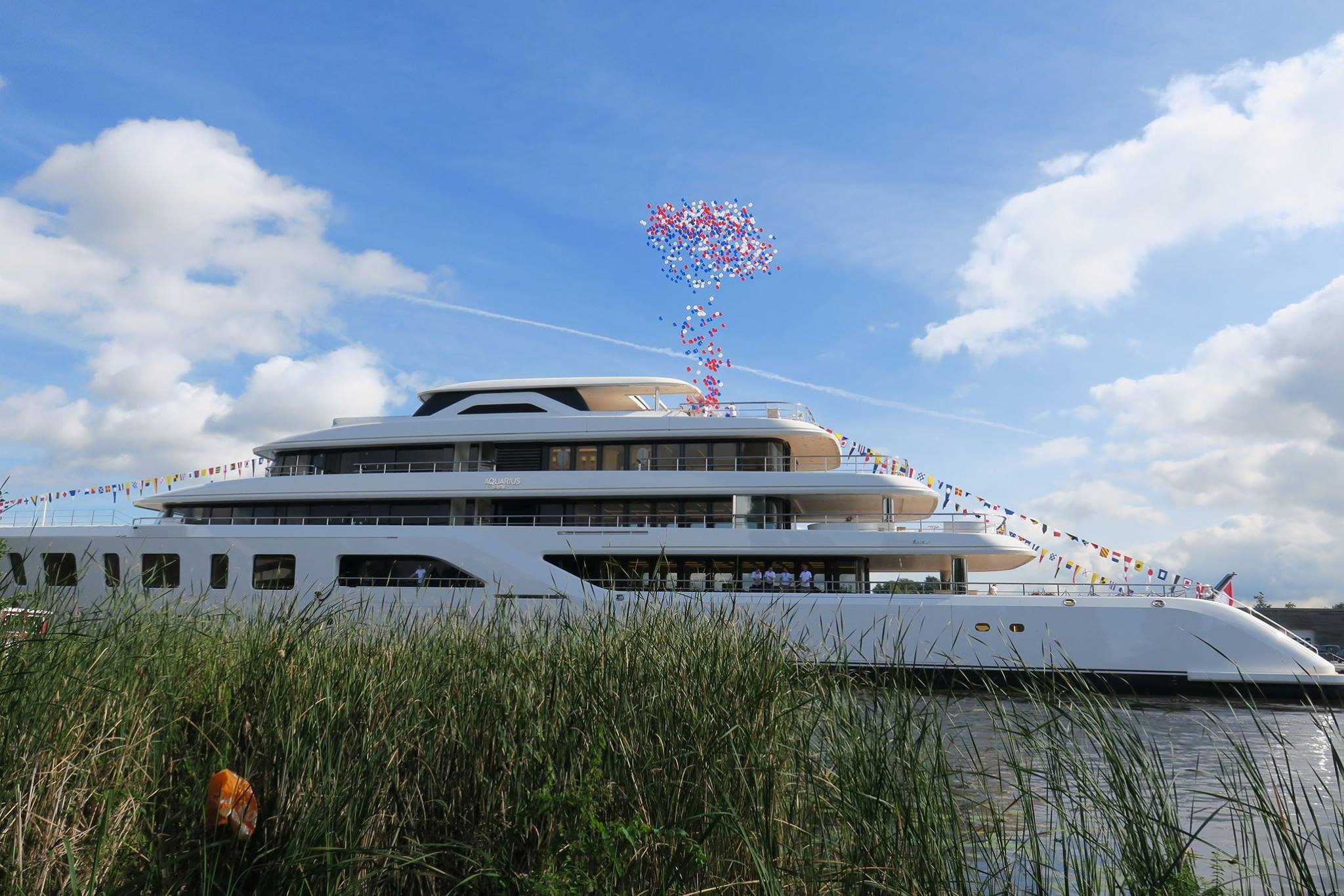 92m Aquarius launched for Steve Wynn - Yacht Harbour