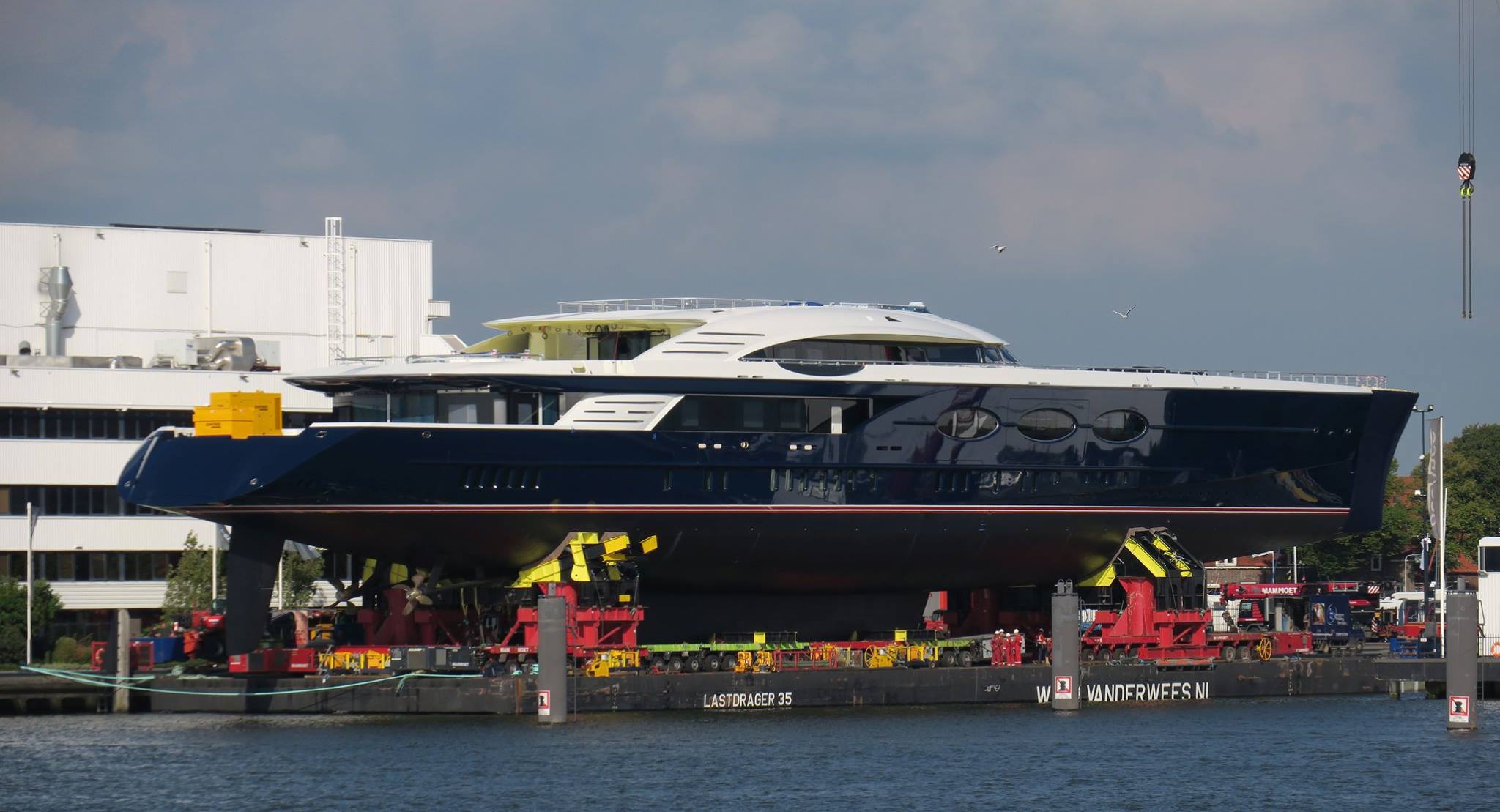 y712 yacht