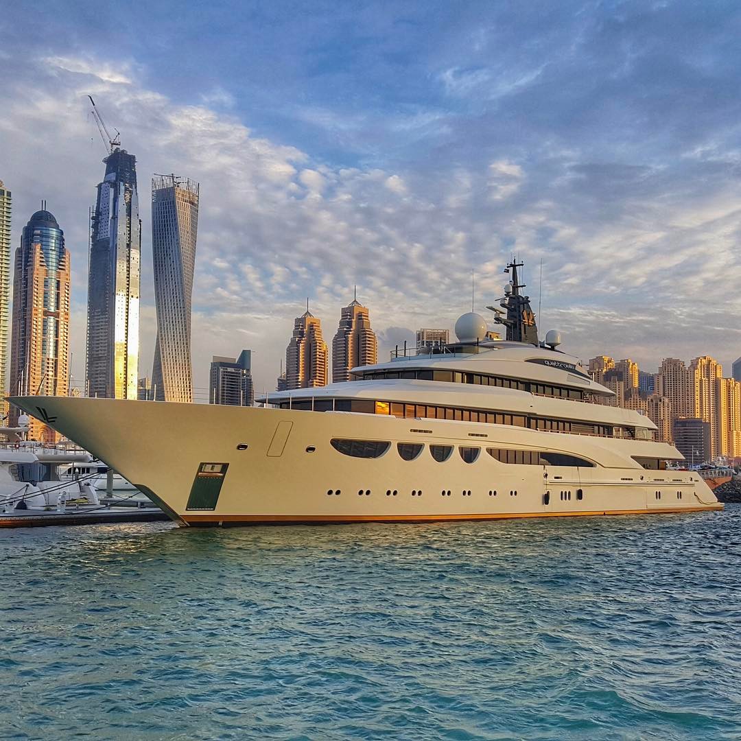 Яхта дубай. Мегаяхта Дубай. Яхта Quattroelle в Дубай. Yacht 75 Дубай. Яхта принца Дубая.