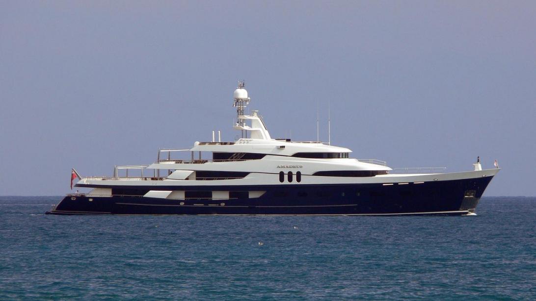 Super yacht di Bernard Arnault, il proprietario di Louis Vuitton a Palinuro