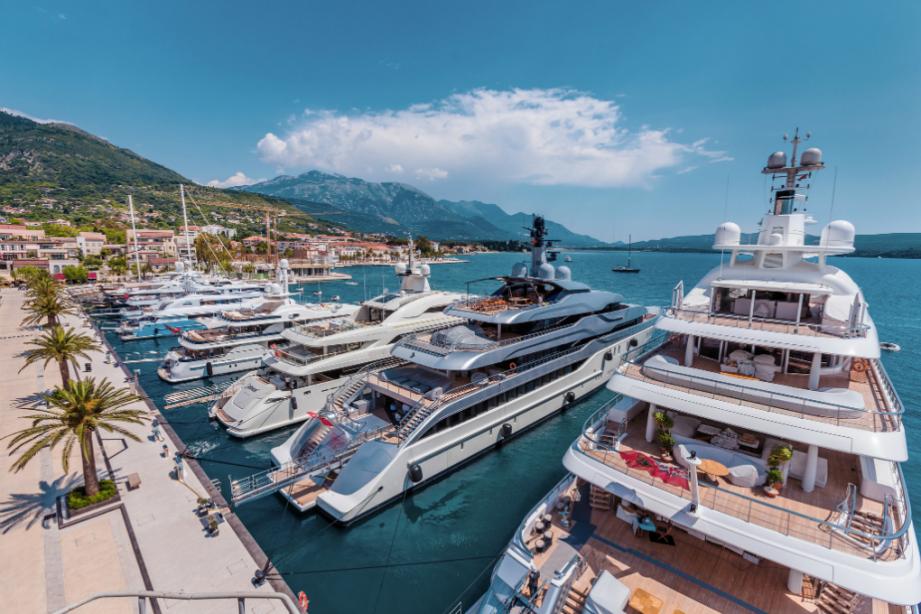 A super yacht the size of a smaller cruiser arrived in Tivat