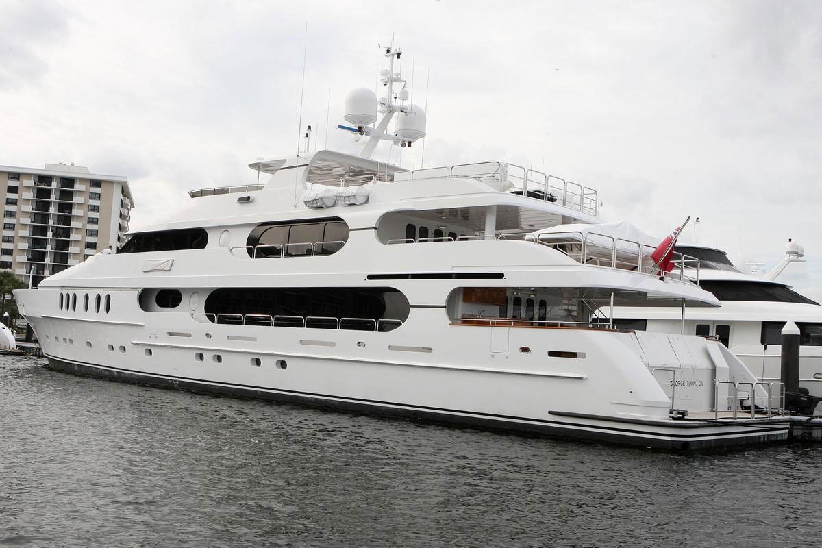 how large is tiger woods yacht
