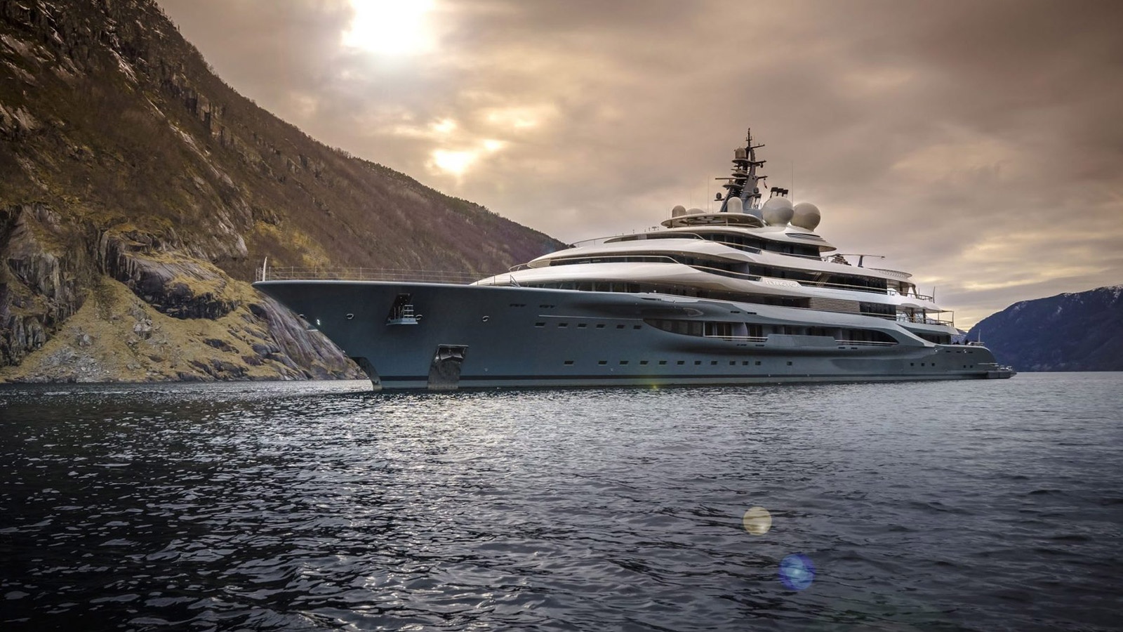 Amazon disclaims Jeff Bezos' ownership of 136m superyacht ...