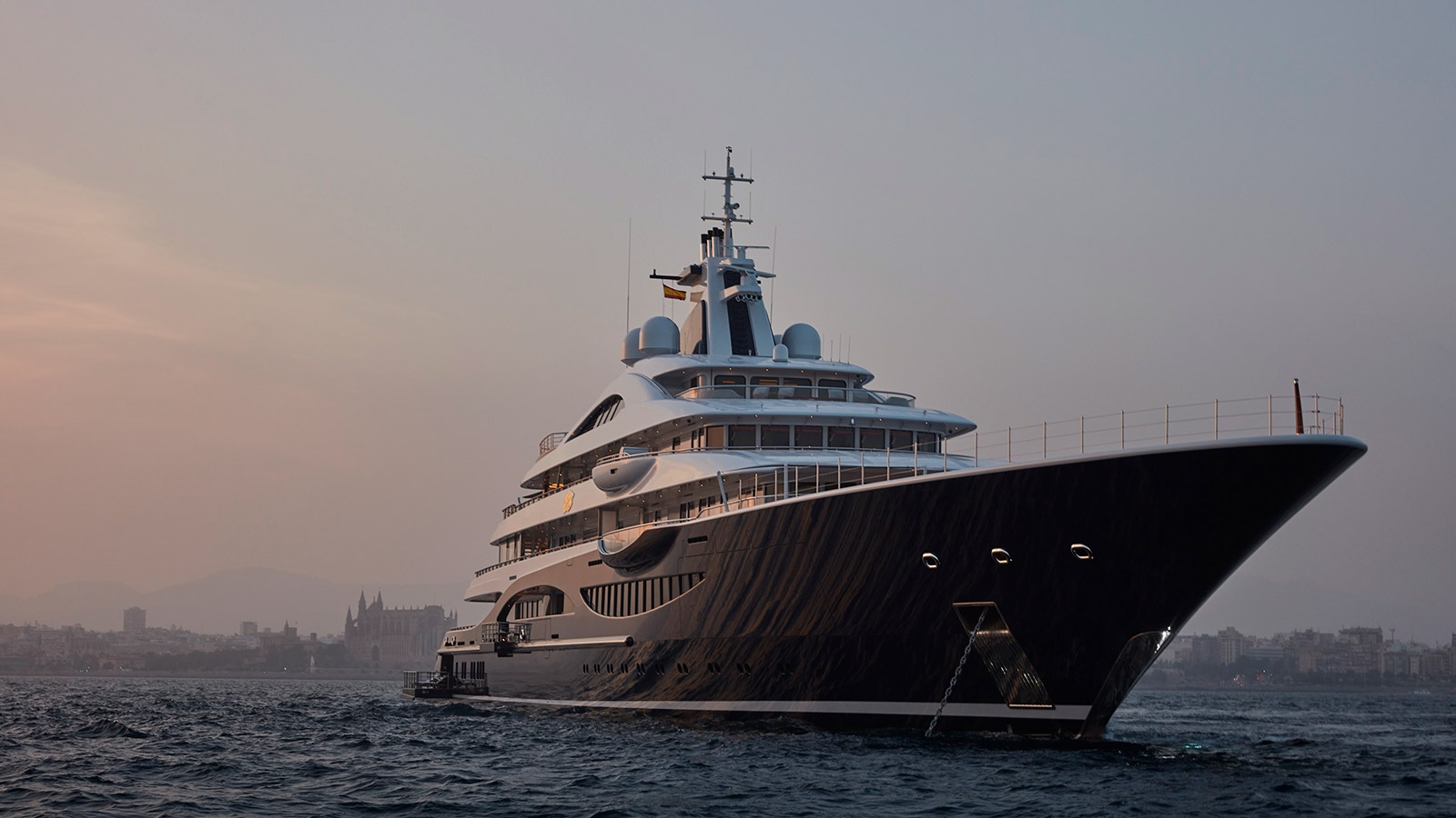 mega yacht tis