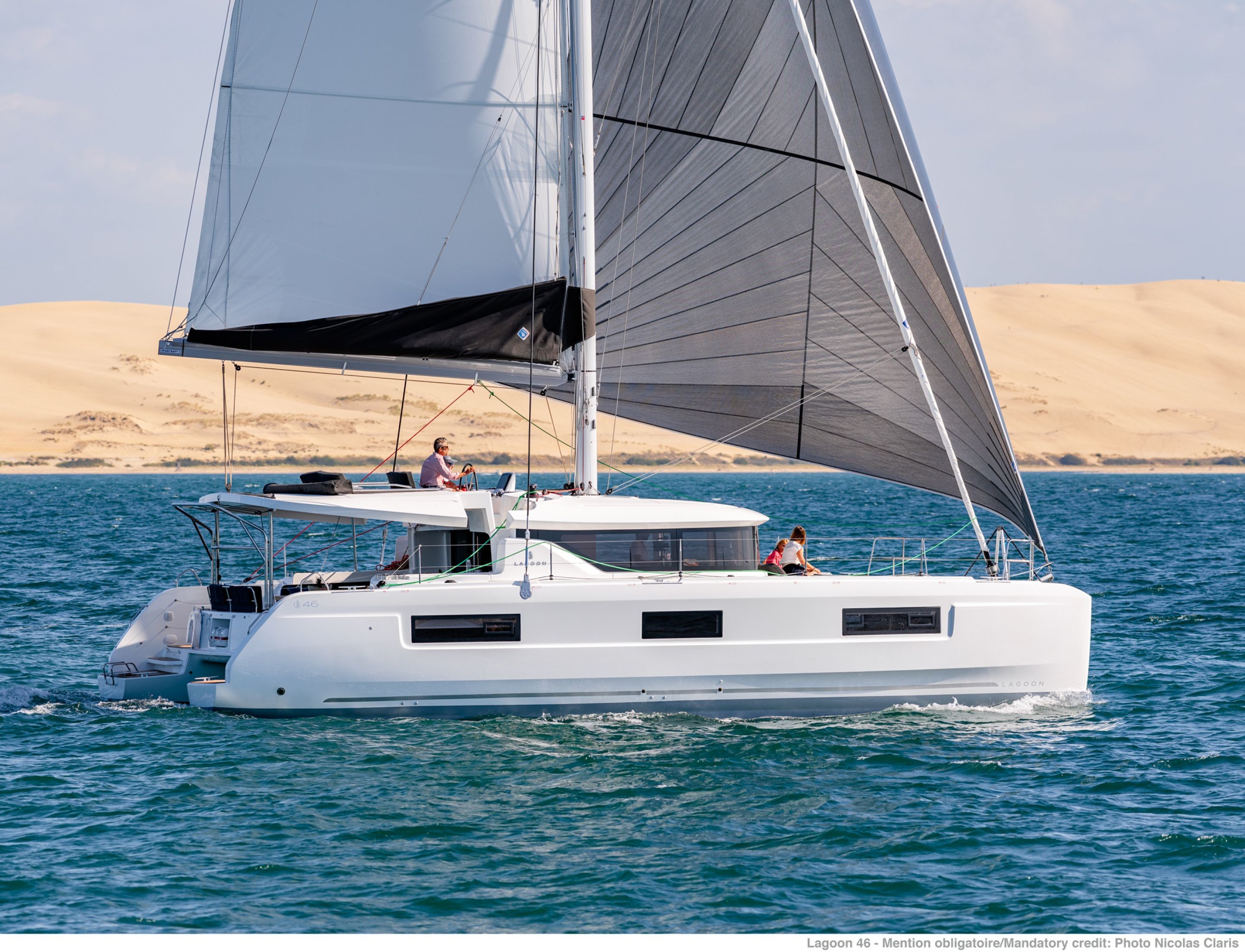 difference boat catamaran