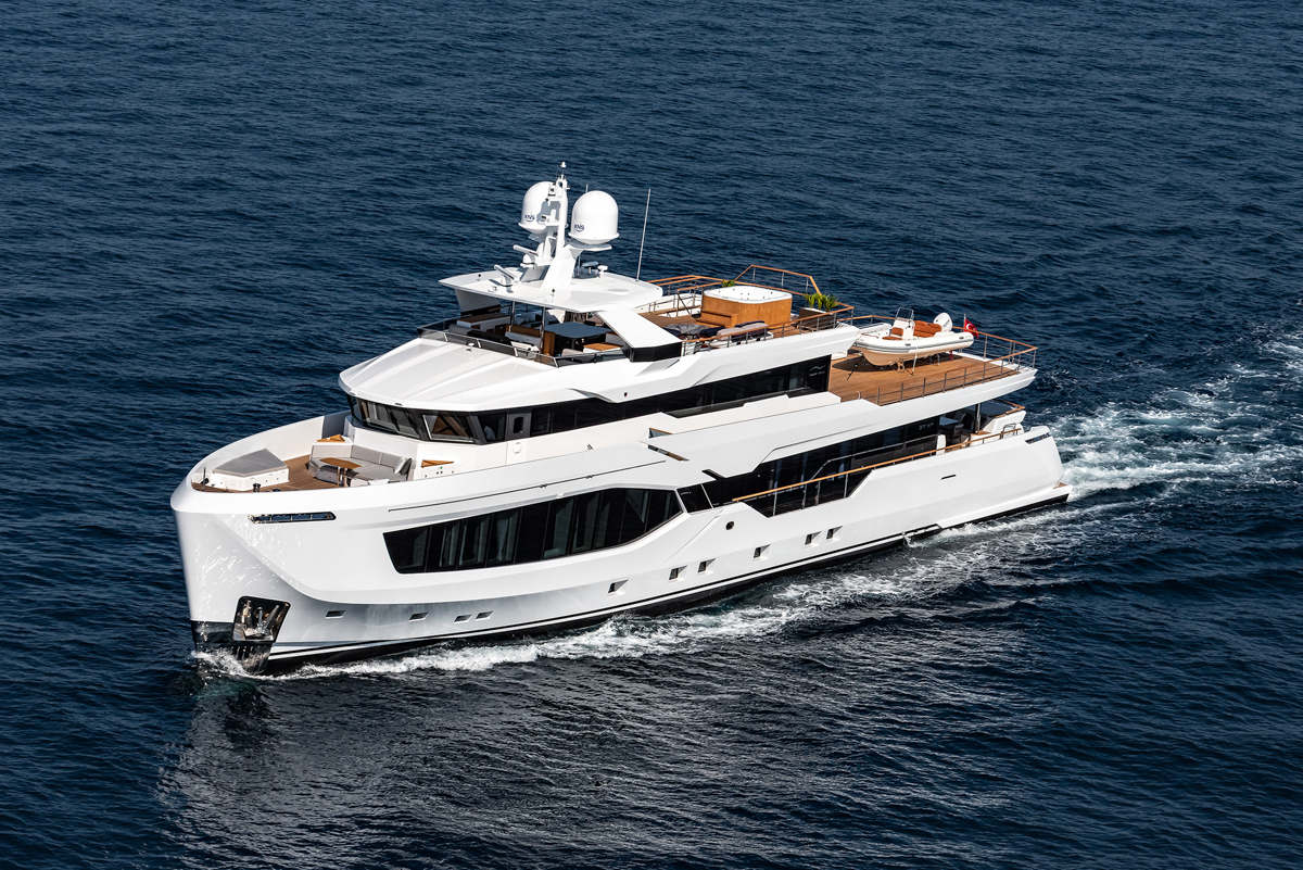 A Closer Look at 37XP – Numarine's Impressive New Flagship - Yacht