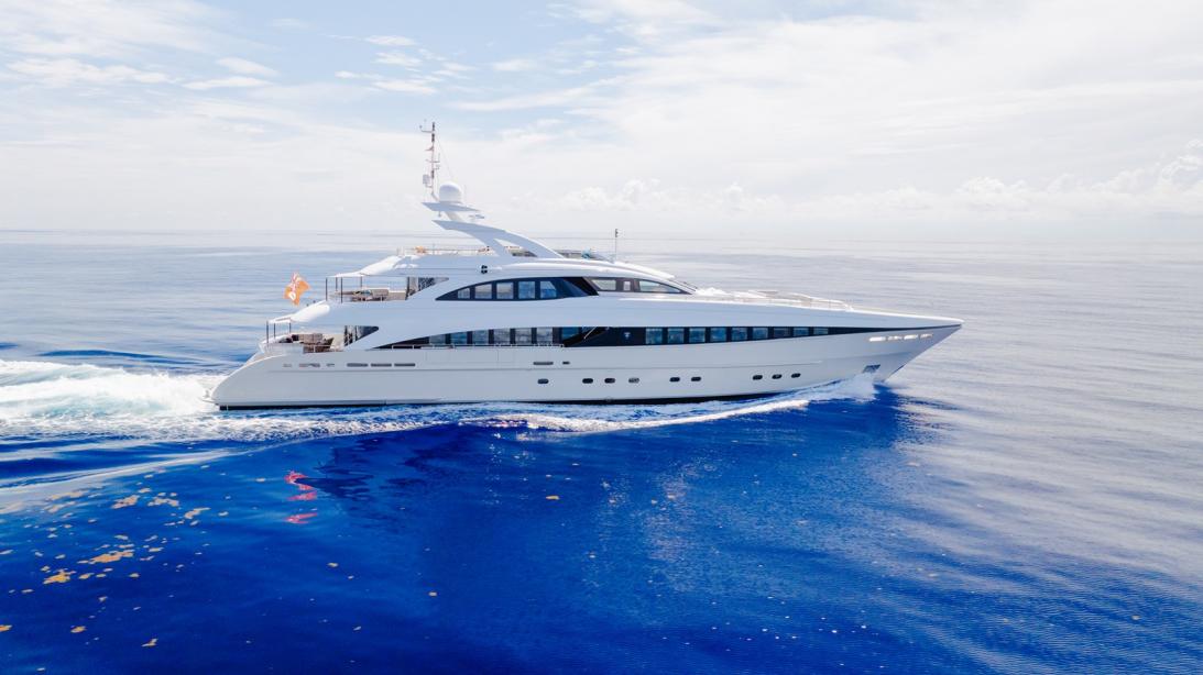 yacht Sharkfinn
