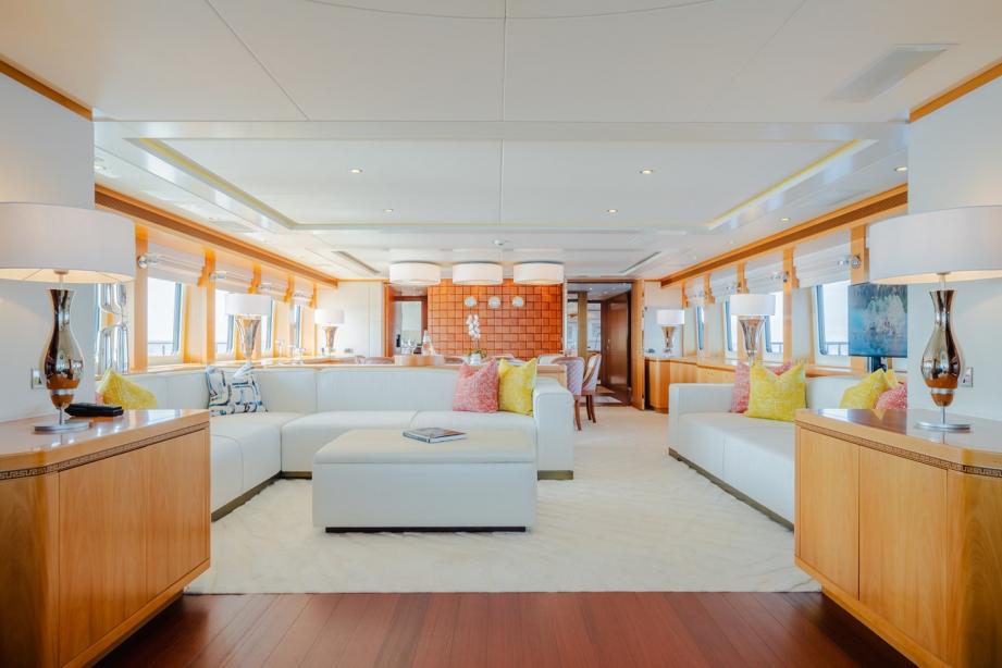 yacht Sharkfinn