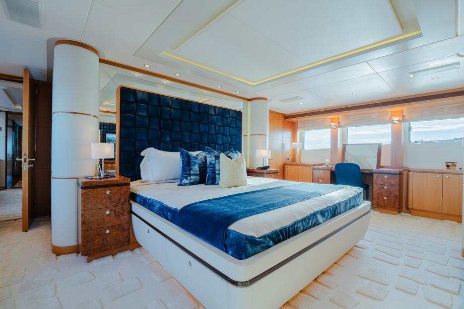 yacht Sharkfinn