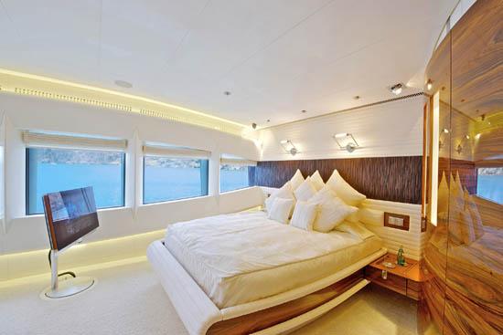 inside vive la vie yacht