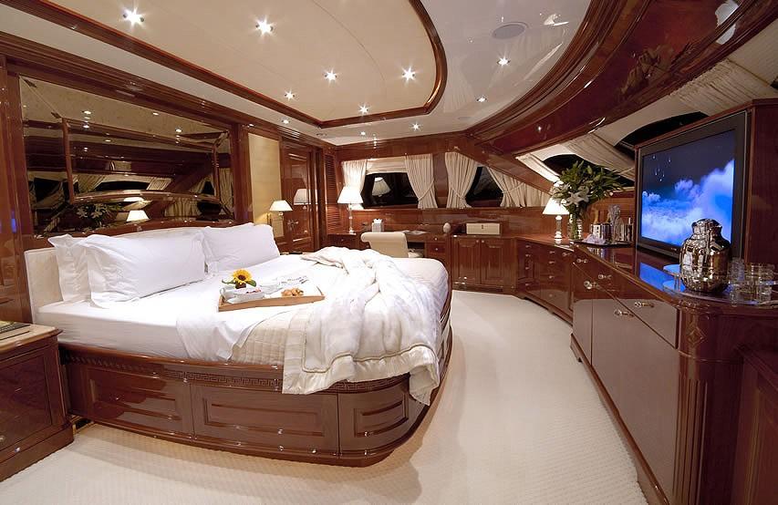 yacht Aura