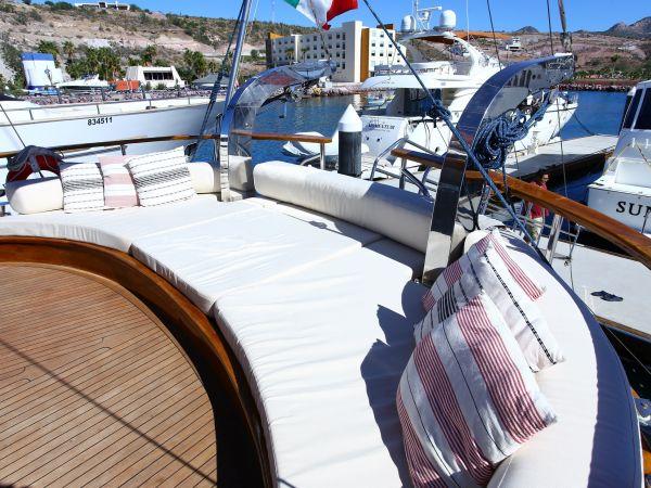 yacht Besame Mucho