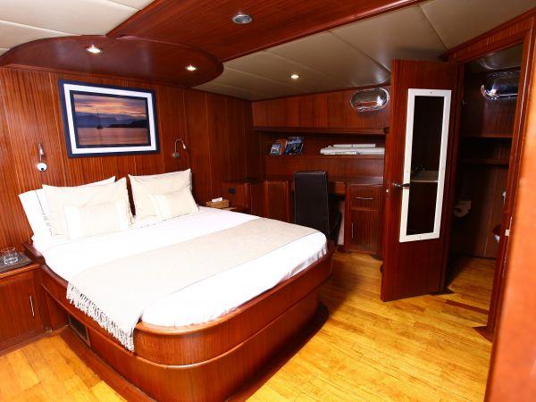 yacht Besame Mucho