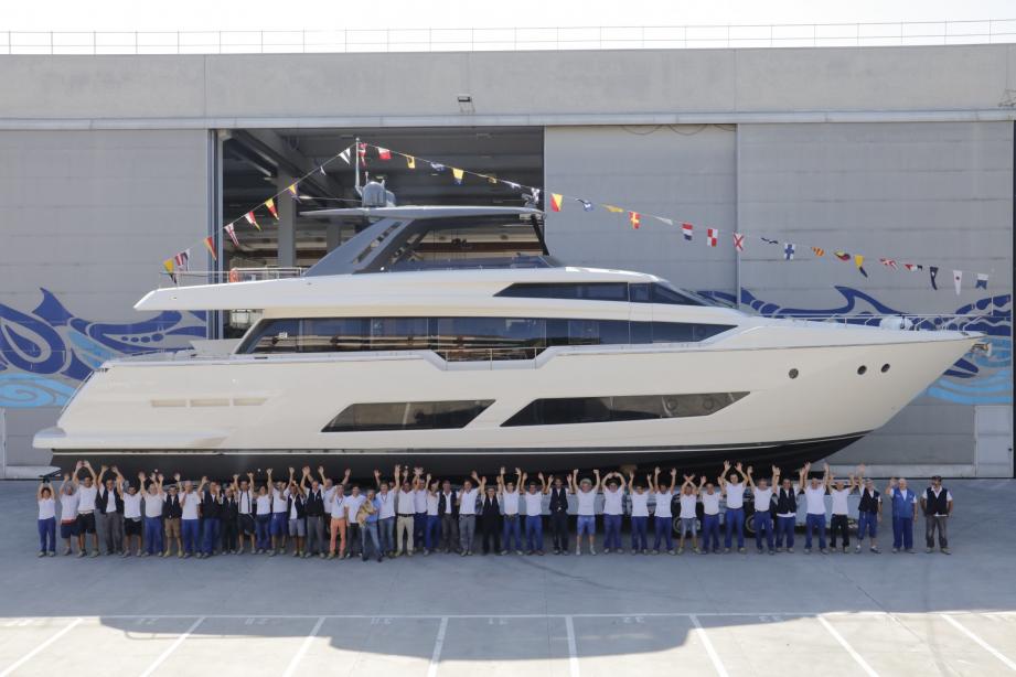 yacht Ferretti 850 