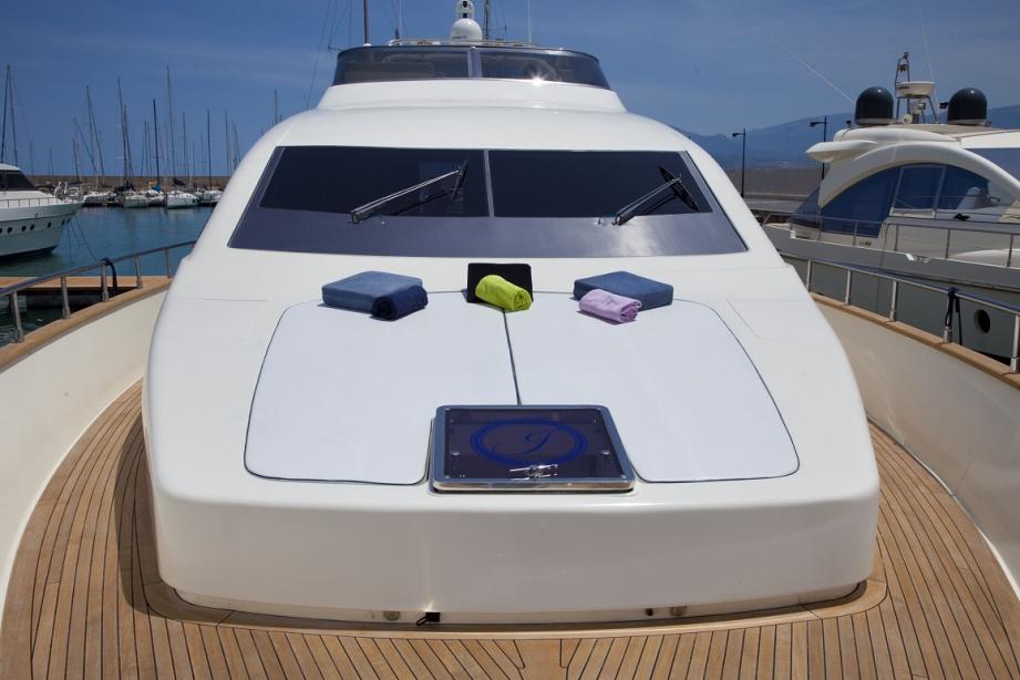 yacht Jauni