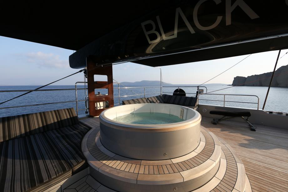 yacht Black Swan