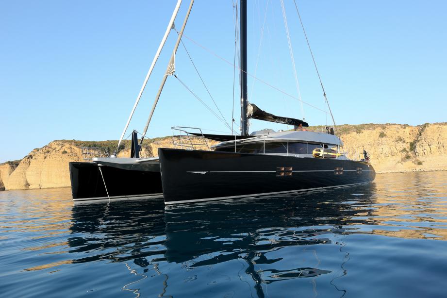 yacht Black Swan