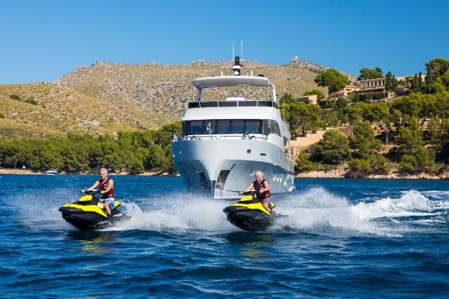 yacht Eighteen 2