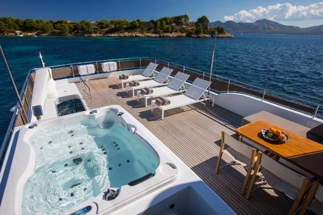 yacht Eighteen 2