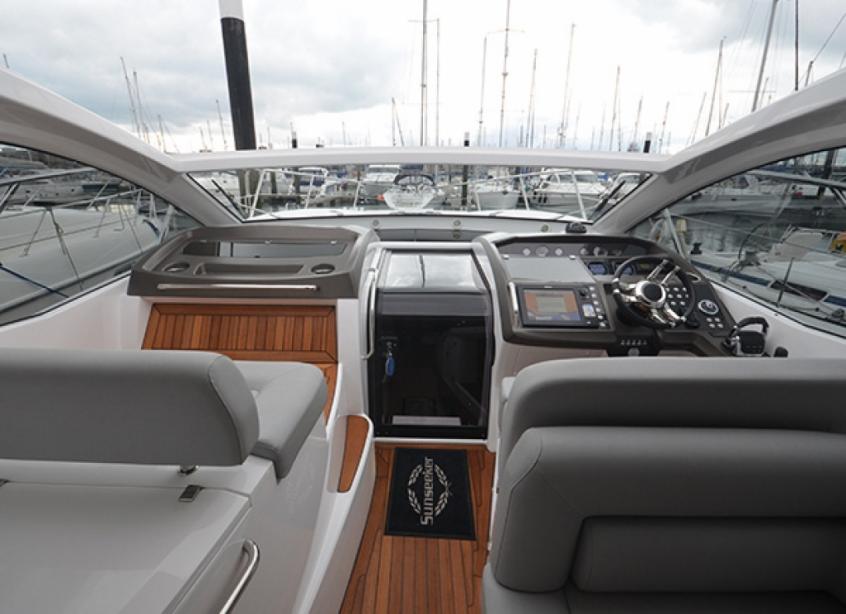 Motor yacht Sunseeker Portofino 40 - Sunseeker - Yacht Harbour