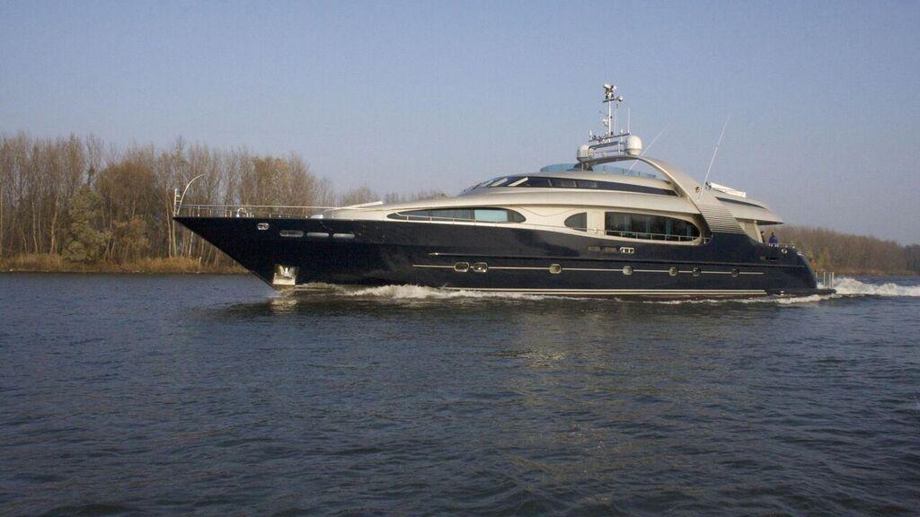 yacht Blue Mamba