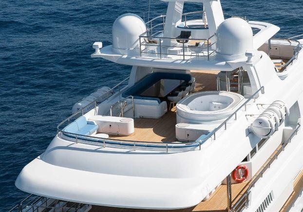 yacht Arete