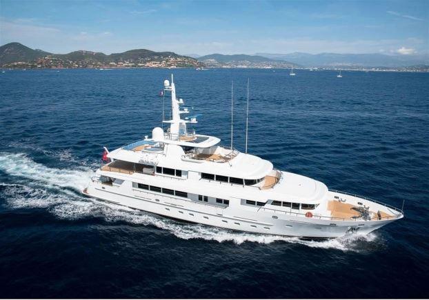 yacht Arete