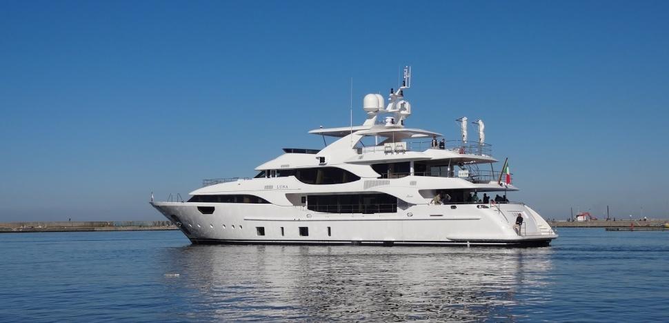 yacht Luna