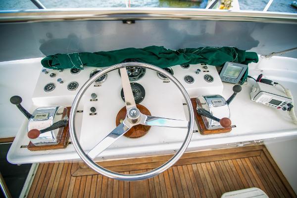 yacht Broward Pilothouse