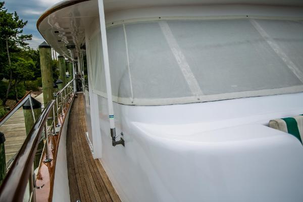 yacht Broward Pilothouse