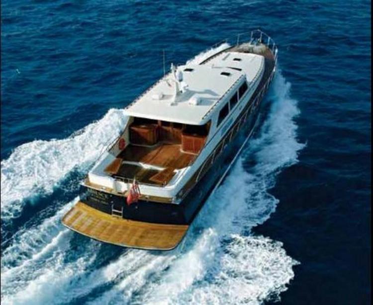 yacht Essence of Cayman