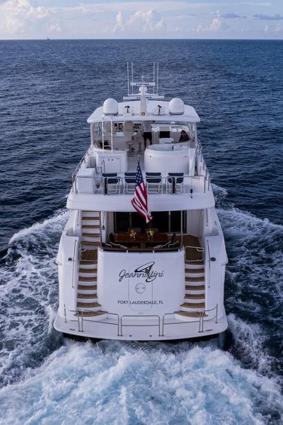 yacht Jeannietini