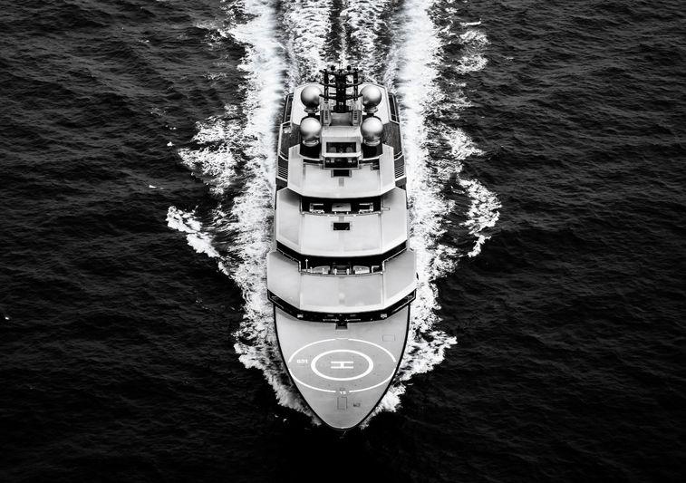 yacht Crescent